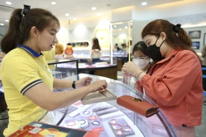 Vàng 9999 tiến về gần bằng giá vàng thế giới