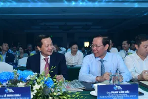 Phó Thủ tướng Lê Minh Khái (trái)