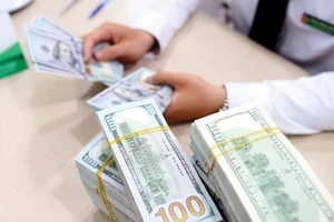 Giá USD chợ đen tăng nóng