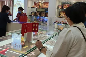 Chênh lệch giá vàng miếng SJC rơi xuống mức thấp hiếm có