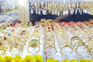 Vàng lập đỉnh mới và 1001 'nỗi đau' của người trót vay vàng