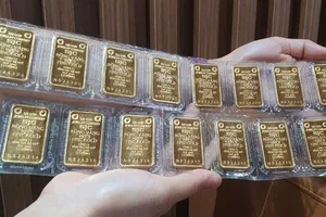 Giá mua vàng miếng SJC 'chợ đen' bất ngờ lao dốc, người săn suất mua vàng bị... bom hàng
