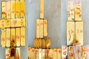 Đằng sau việc giấu vàng lậu trong đế giày, cạp quần