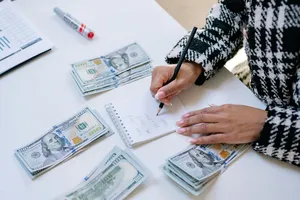 Giá đôla Mỹ trượt khỏi vùng đỉnh cao kỷ lục