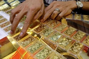 Giá vàng trong nước, thế giới đồng loạt ‘rơi tự do’