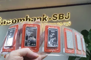 Giá bạc bất ngờ bật tăng trở lại sau cú lao dốc mạnh, nhà đầu tư thở phào