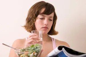 Vì sao không nên vừa ăn vừa uống nước?