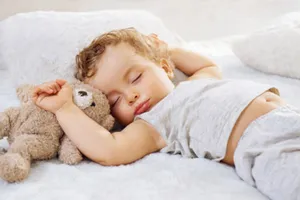 Đêm ngủ bé hay lăn lộn, có phải do thiếu vitamin D không ?