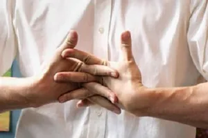 Bẻ khớp ảnh hưởng như thế nào đến sức khỏe?