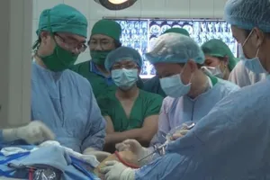 Nội soi thành công bệnh nhân lạc tinh hoàn trong ổ bụng