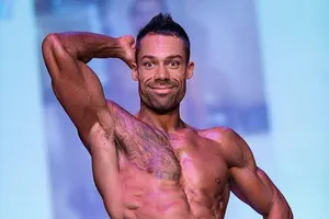 Đeo hậu môn giả vẫn vô địch thể hình 