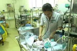 Bé sơ sinh văng khỏi bụng mẹ bất ngờ thở máy trở lại