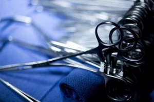 "Bỏ quên gạc” trong mũi bệnh nhân, bác sĩ Singapore lĩnh án