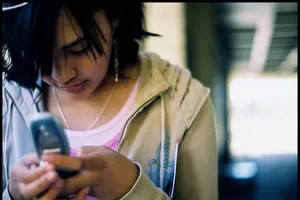 Cúi đầu nhắn tin khiến cổ phải gánh... một em bé 7 tuổi