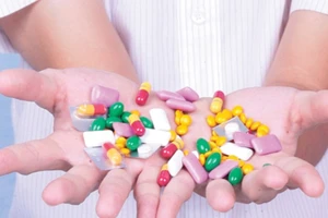 Có nên bóc vỏ thuốc con nhộng khi uống?