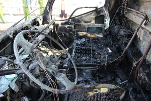 Xe ben chở cát bốc cháy ngùn ngụt giữa cầu