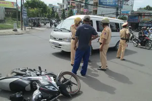 Xe đưa rước học sinh va chạm với xe máy, học sinh hoảng loạn