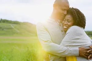 Ôm nhau có thể phòng chống cảm cúm 