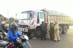 Va quệt với xe tải, hai vợ chồng tử vong