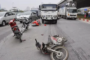 Xe bồn tông liên hoàn gần chục xe máy