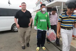 Đưa thi thể thuyền trưởng và thuyền viên tàu Bulk Jupiter vào bờ 