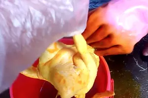 Cách nhận biết gà bị bơm nước và nhuộm vàng