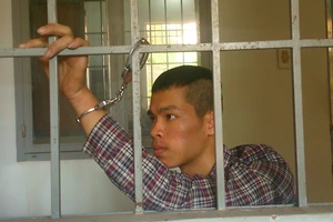 Lừa bé trai để lấy điện thoại di động