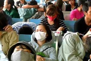 Lại ngủ gục, hụt hơi vì vé tết