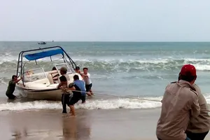 Cứu 2 du khách Nga ngất xỉu trên canô hết xăng