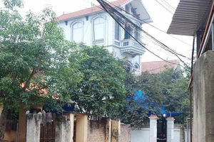 Cha tưới xăng đốt chết con gái rồi châm lửa tự thiêu