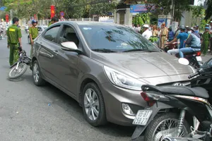 Bị công an kiểm tra, nữ tài xế phóng xe bỏ chạy bạt mạng