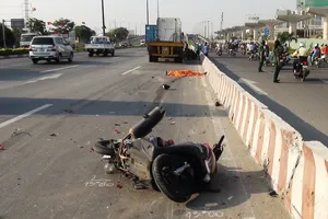 Người đàn ông bị container cán tử vong trên xa lộ Hà Nội