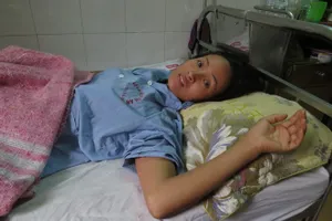 Bệnh nhân được mổ tại giường, thoát chết trong gang tấc