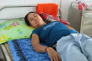 Vụ nguyên chủ tịch xã nổ súng bắn vợ: Chưa thể mổ lấy đầu đạn trong người vợ 