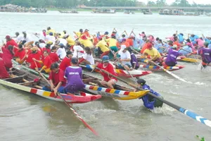 Sôi động giải đua ghe truyền thống trên sông Hương