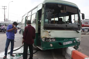 Hành khách hoảng loạn vì xe buýt tông xe khách giường nằm