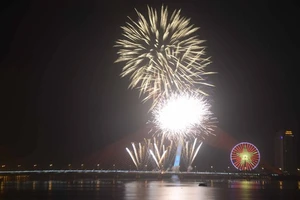 3 người nhập viện vì pháo hoa rơi trúng đầu