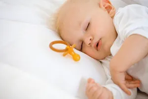 Bé ra nhiều mồ hôi khi ngủ có phải bị còi xương?