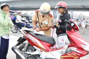 Không đội mũ bảo hiểm cho con, phạt cả phụ huynh