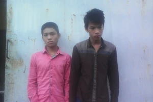 2 ‘giang hồ nhí’ chém người trước cổng trường ra đầu thú