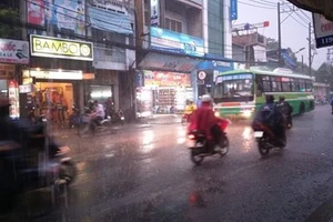 Mưa chuyển mùa, Sài Gòn sớm nắng chiều mưa