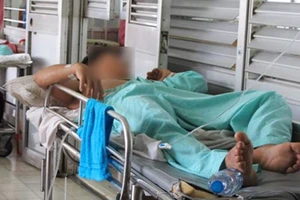 Nhập viện vì bẻ 'súng' để 'tự sướng'