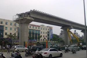 Dự án đường sắt trên cao Hà Nội lại xảy ra tai nạn: Thanh sắt rơi trúng xe ô tô! 