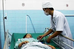 Bị rắn lục đuôi đỏ cắn khi đang gặt lúa