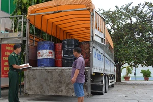 Bắt vụ vận chuyển 9.800 lít nhớt thải không rõ nguồn gốc