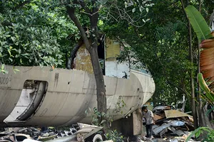 Cận cảnh tháo dỡ máy bay Boeing 707 ở Sài Gòn