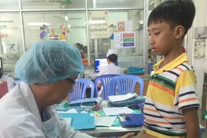 Bé trai có khối bướu bụng to hơn trái banh