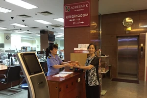 Cán bộ Agribank trả lại ví tiền khách hàng đánh rơi