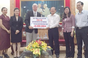 Tặng 100 triệu cho ngư dân Lý Sơn bám biển