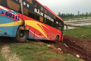 Tránh xe máy, xe khách lao xuống ruộng khiến hành khách hoảng hồn